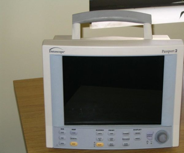 Monitor de paciente de Datascope Passport 2 con pantalla a color